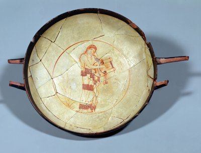 Coppa senza piede, Musa in piedi che suona la lira, attribuita al pittore di Esiodo, periodo attico a fondo bianco, c.470-460 a.C. da Greek